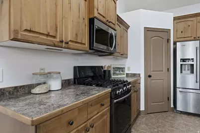 9021 N Clubhouse Ln W, Eagle Mountain, UT 84005 - Photo 13