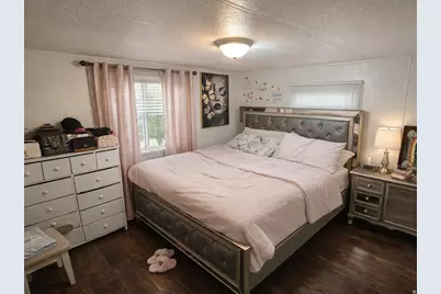 8812 S Stratford Cir, Sandy, UT 84070 - Photo 9