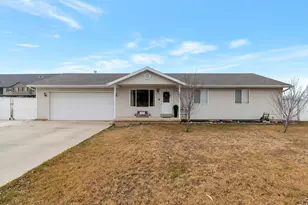 566 S Center St, Santaquin, UT 84655 - Photo 1