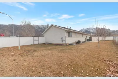 566 S Center St, Santaquin, UT 84655 - Photo 25
