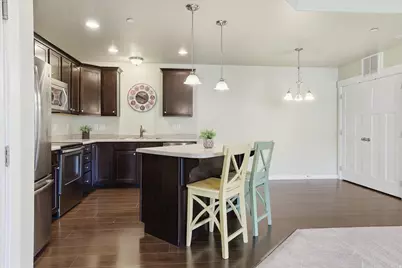 281 W 650 N #B, Centerville, UT 84014 - Photo 7