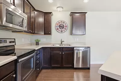 281 W 650 N #B, Centerville, UT 84014 - Photo 9