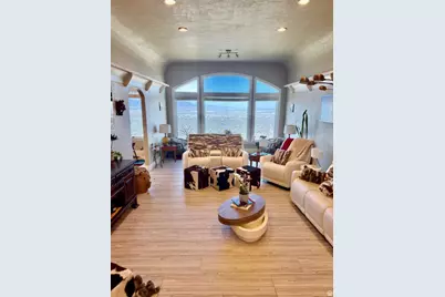 941 N Sandhurst Dr E, Salt Lake City, UT 84103 - Photo 1