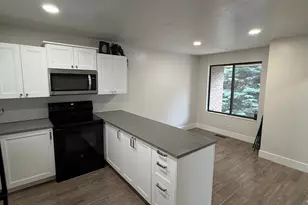 8722 S Oakwood Park Circle, Sandy, UT 84094 - Photo 3