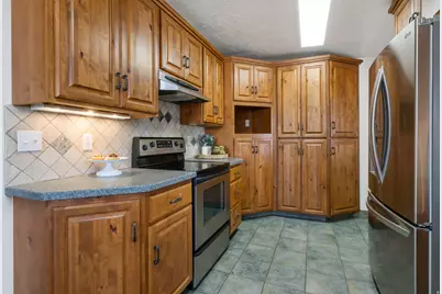 8492 S Fayeway Dr, Sandy, UT 84094 - Photo 9