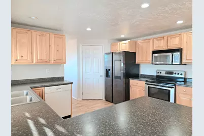 631 W Main St, Wellington, UT 84542 - Photo 7