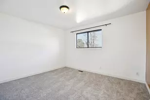 569 E Aloha Ln, Sandy, UT 84070 - Photo 11