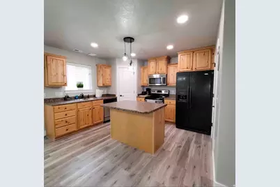 484 N Cottonwood Cir E, Roosevelt, UT 84066 - Photo 3