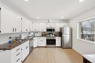 2193 E Carriage Ln, Salt Lake City, UT 84117 - Photo 9