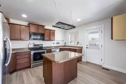 4043 E Oakland Hills Dr, Eagle Mountain, UT 84005 - Photo 7