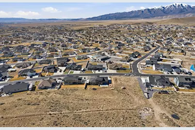 2313 E Patriot Dr, Eagle Mountain, UT 84005 - Photo 9