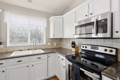 687 W 2025 N, Centerville, UT 84014 - Photo 5