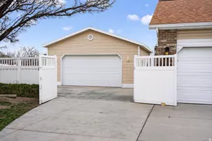 2487 W Lusterpointe Ln, West Jordan, UT 84088 - Photo 3