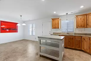 928 W Willow Brook Ln, Pleasant View, UT 84414 - Photo 5