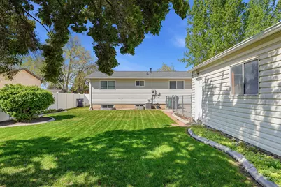 574 E Aloha Ln S, Sandy, UT 84070 - Photo 3