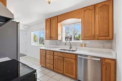 574 E Aloha Ln S, Sandy, UT 84070 - Photo 7