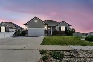 906 E Sam Circle, Clearfield, UT 84015 - Photo 1