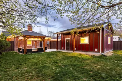 2008 E Stratford Dr, Salt Lake City, UT 84109 - Photo 3