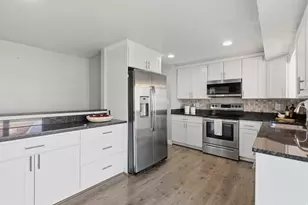 10517 S Larkspur Dr, Sandy, UT 84094 - Photo 9