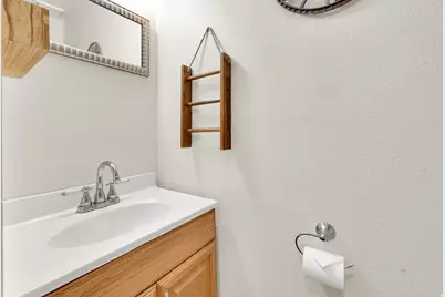 698 E 200 S, Bountiful, UT 84010 - Photo 25