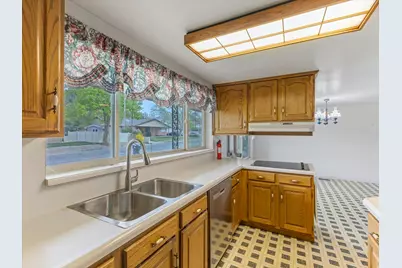 1204 E Iris Ln, Millcreek, UT 84106 - Photo 9