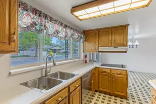 1204 E Iris Ln, Millcreek, UT 84106 - Photo 9