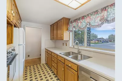 1204 E Iris Ln, Millcreek, UT 84106 - Photo 11