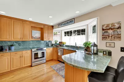 2198 E Iverson Woods Pl, Holladay, UT 84117 - Photo 9