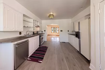 125 E 200 N, Moab, UT 84532 - Photo 7