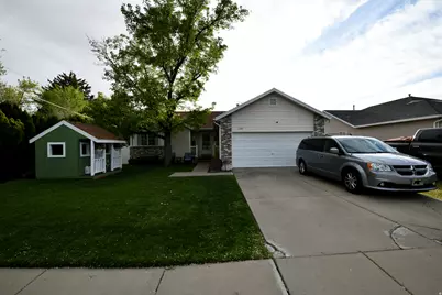 228 S Larkin Ln W, Kaysville, UT 84037 - Photo 1
