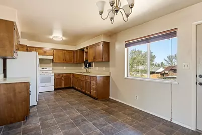 386 W Frontier Cir, Cedar City, UT 84721 - Photo 9