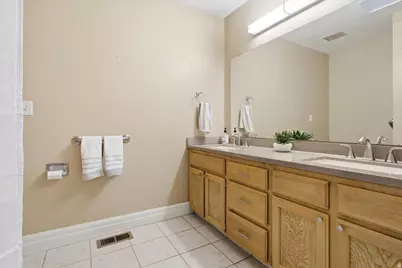 2677 E Grandview Dr S, Sandy, UT 84092 - Photo 13