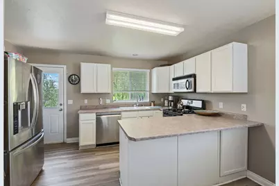 595 N Banbury Cir W, North Salt Lake, UT 84054 - Photo 3