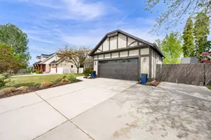 2373 E Glacier View Dr S, Sandy, UT 84092 - Photo 3