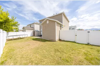 2011 N 2095 W, Clinton, UT 84015 - Photo 25
