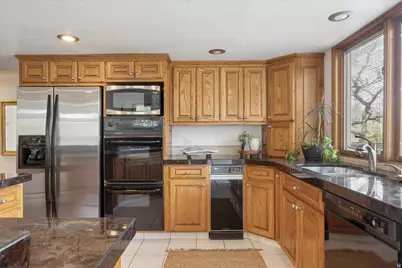 9725 S Ruskin Cir, Sandy, UT 84092 - Photo 19