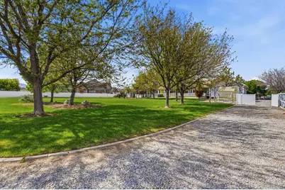 2433 W Saddle Horn Cir S, Bluffdale, UT 84065 - Photo 51