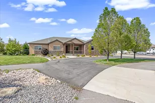 1627 E Lakeview Ln, Eagle Mountain, UT 84005 - Photo 3
