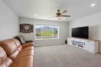 695 S 400 E, Hyrum, UT 84319 - Photo 23