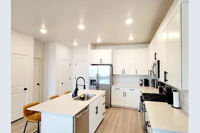 933 W Sunspear Dr, Saratoga Springs, UT 84045 - Photo 9