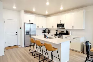 933 W Sunspear Dr, Saratoga Springs, UT 84045 - Photo 7