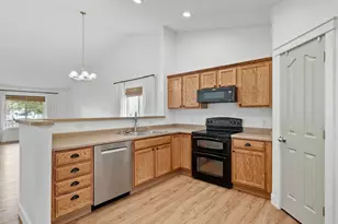 8569 S Sunrise Oak Dr, West Jordan, UT 84081 - Photo 7