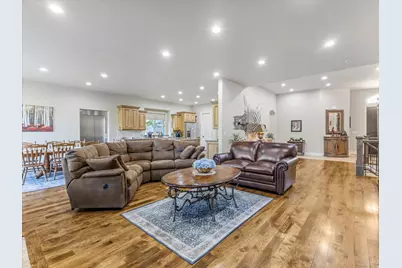 3077 E Scenic Valley Ln S, Sandy, UT 84092 - Photo 9