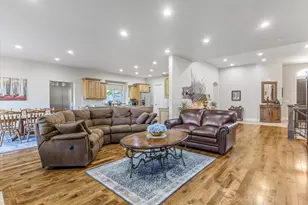 3077 E Scenic Valley Ln S, Sandy, UT 84092 - Photo 9