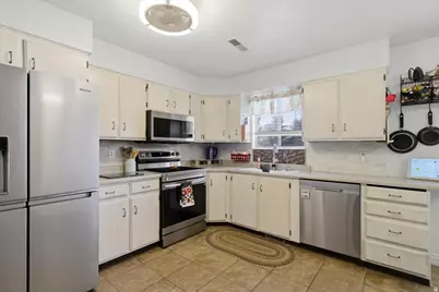 2811 W Lastrada Way S, Riverton, UT 84065 - Photo 9