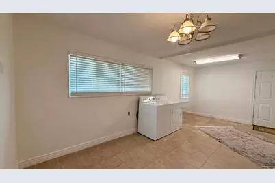 1528 E Buttercup Dr, Sandy, UT 84092 - Photo 23