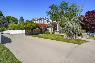 1576 E Bridlebrook Cir S, Salt Lake City, UT 84117 - Photo 3