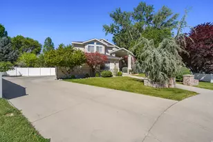 1576 E Bridlebrook Cir S, Salt Lake City, UT 84117 - Photo 3