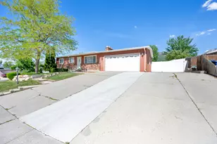 9325 Quail Hollow Cir, Sandy, UT 84093 - Photo 3