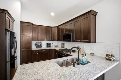 10682 S Bridlewood Ln E, Sandy, UT 84092 - Photo 5
